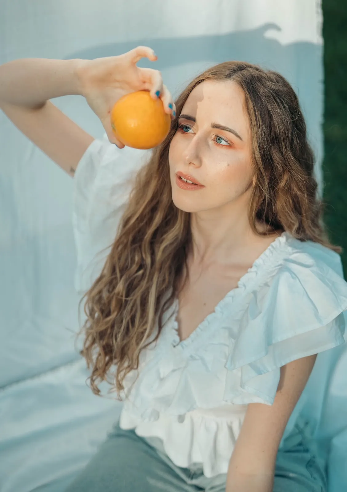 Retrato de belleza editorial con maquillaje en tonos cálidos