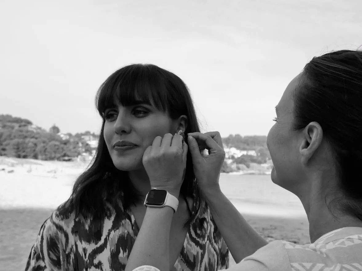Preparación de una modelo para una sesión fotográfica junto al mar