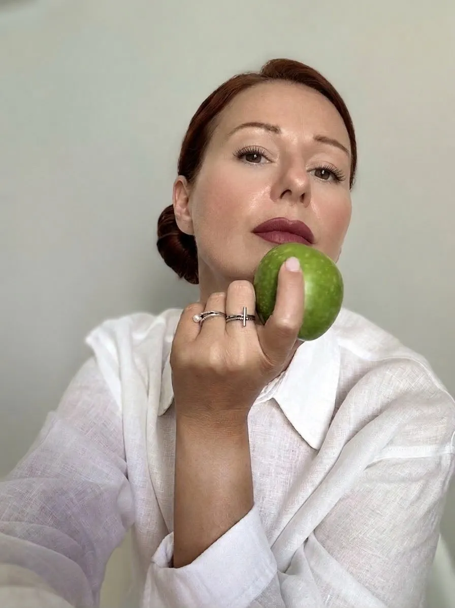 Retrato de interior con una manzana verde