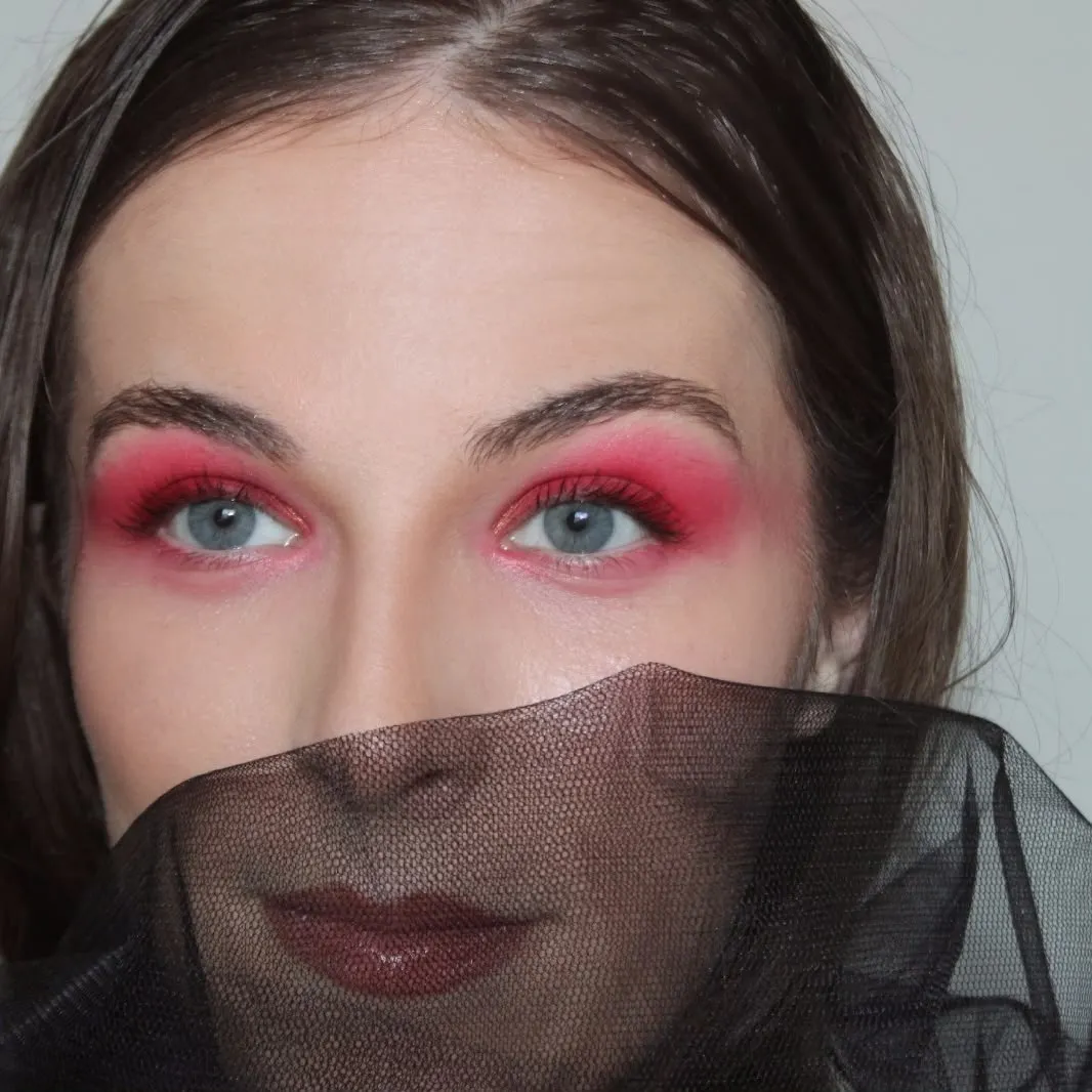 Retrato de maquillaje artístico en tonos rosados