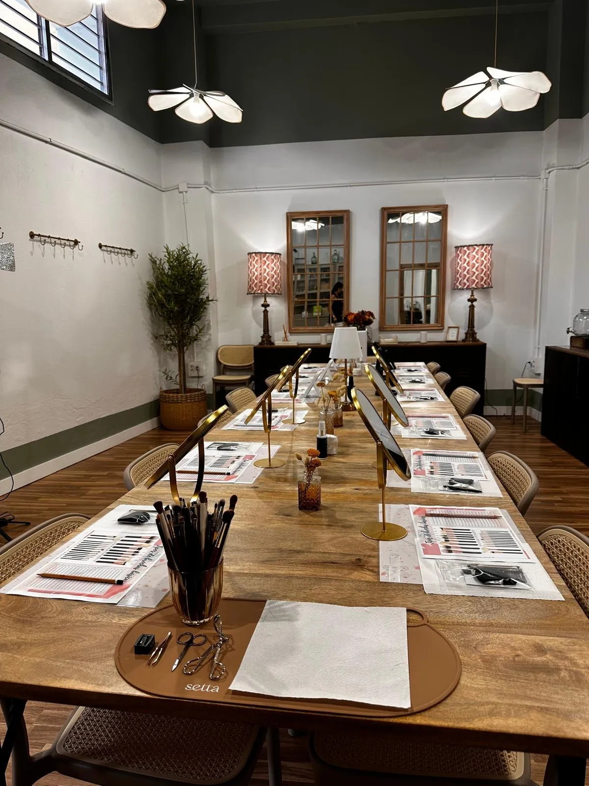 Espacio preparado para un taller de maquillaje